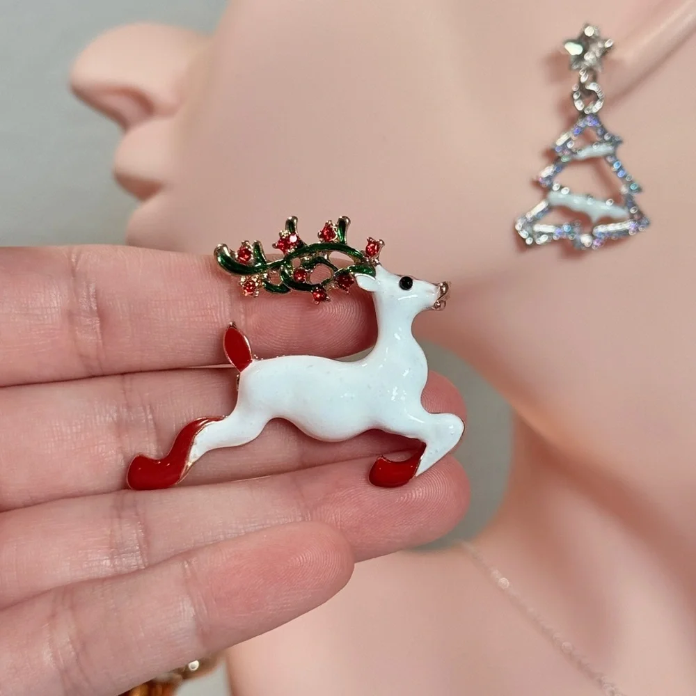 ⚜️ Cute Minimalist Christmas Brooch 🎄 - Picture 4 of 5